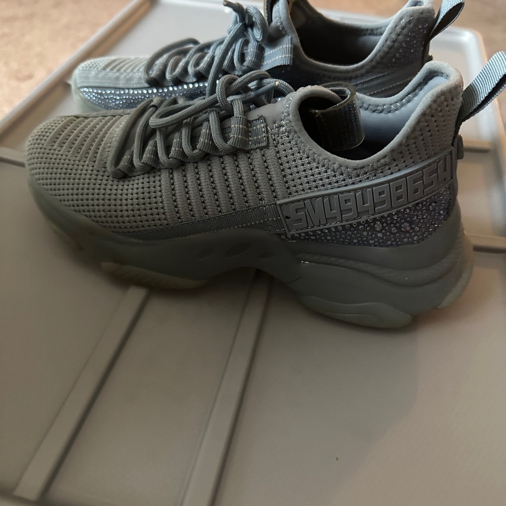 Steve Madden size 8 sneakers good condition